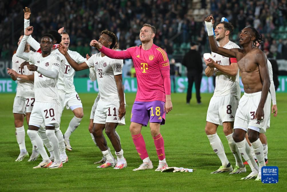 内马尔赛前牵着自己的女儿马维入场，之后还给女儿比心