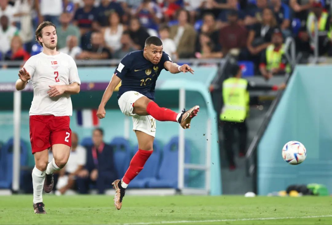 雪花飘飘北风萧萧，记者：世界杯抽签仪式场外下着大雪