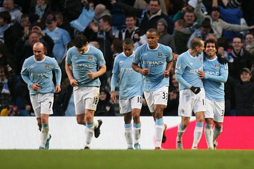 热刺全队已经抵达韩国，孙兴慜、梁民革举韩国国旗合照