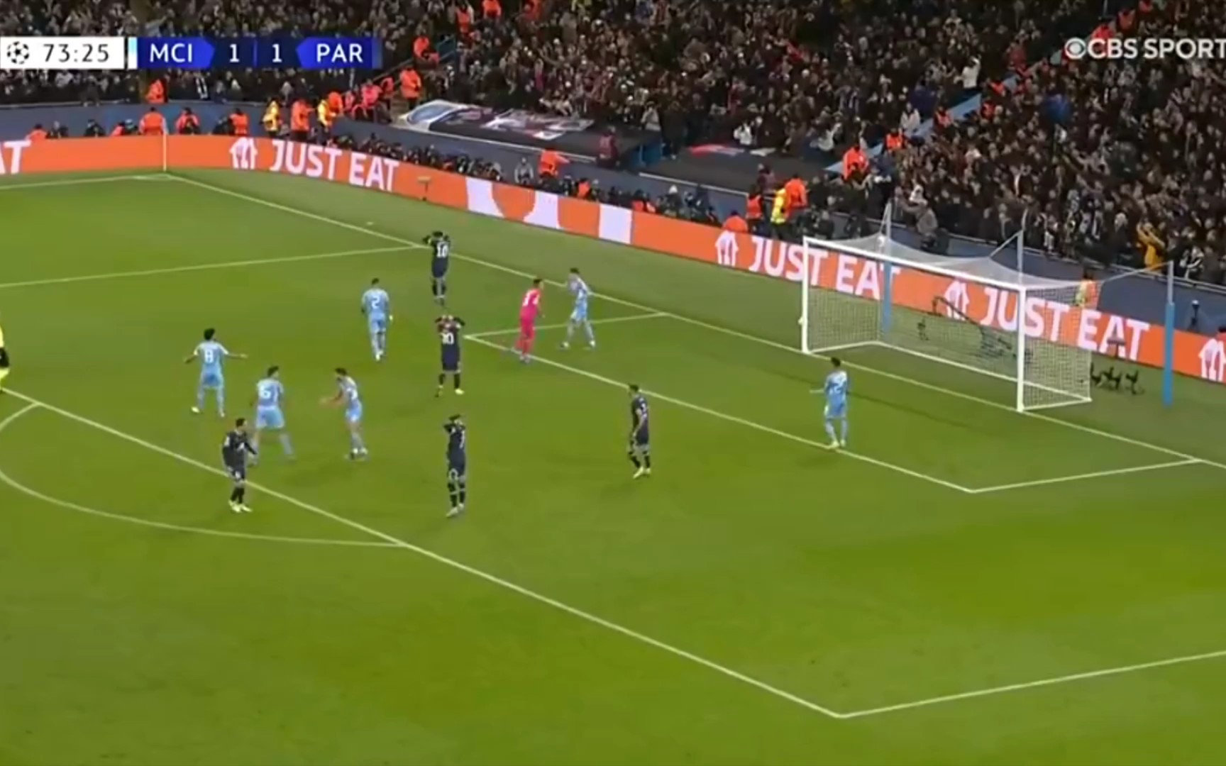 大哥你在干嘛？米兰德比补时阶段，巴斯托尼掏裆奇克